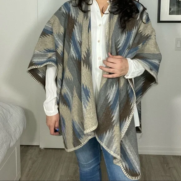 Poncho - Picture 3 of 4